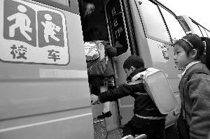 1月16日，深港跨境学童校车专用停靠区域正式开通，香港儿童在停靠点乘坐校车。