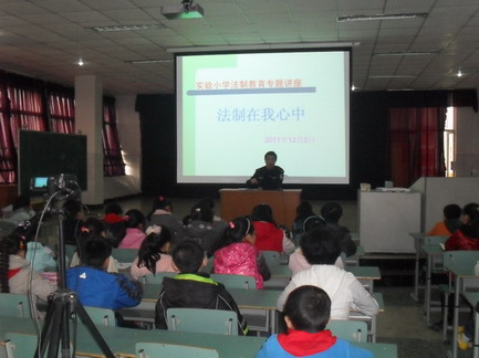 民警正在为学生上法制教育课 民警正在为学生上法制教育课