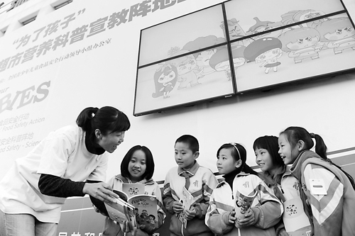 近日,在北京乐购超市丰台东店广场,志愿者在营养科普宣教显示屏前为小朋友讲解食品营养常识。由中国宋庆龄基金会、教育部、商务部、国家质检总局等部门发起的“为了孩子——超市营养科普宣教立屏仪式”在京举行。作为“全国青少年儿童食品安全行动”的系列活动之一,主办方计划将在全市100家超市推广营养科普宣教显示屏,构建向公众传播食品营养健康知识和常识的科普宣教基地。远舟 摄 近日,在北京乐购超市丰台东店广场,志愿者在营养科普宣教显示屏前为小朋友讲解食品营养常识。由中国宋庆龄基金会、教育部、商务部、国家质检总局等部门发起的“为了孩子——超市营养科普宣教立屏仪式”在京举行。作为“全国青少年儿童食品安全行动”的系列活动之一,主办方计划将在全市100家超市推广营养科普宣教显示屏,构建向公众传播食品营养健康知识和常识的科普宣教基地。远舟 摄