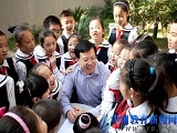 和学生在一起，叶延武总是笑得很灿烂。（图片由深圳市南山区第二外国语学校提供） 