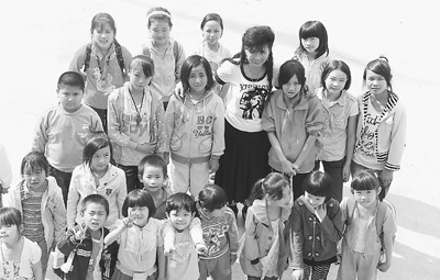 刘正华和荣华学校的孩子们在一起