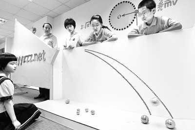 图为学生们在做球体的抛物运动实验。