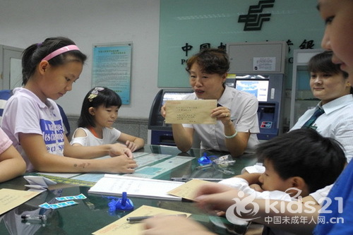 邮局的工作人员正在为孩子们讲解传统书信的相关知识