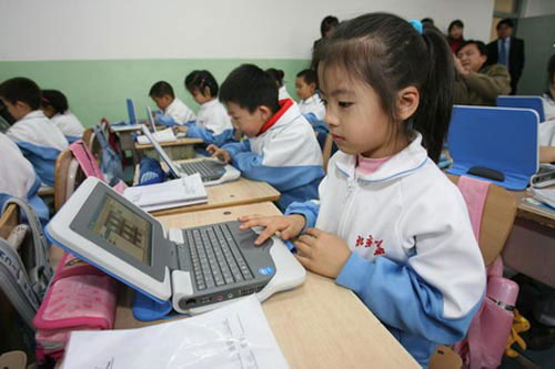 北京某小学学生统一使用学生笔记本电脑上课，试行“一对一数字化学习”模式。(资料图片)