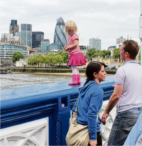 一对夫妇将他们还在蹒跚学步的女儿放在伦敦塔桥的栏杆上玩耍，让不少目击者担心。