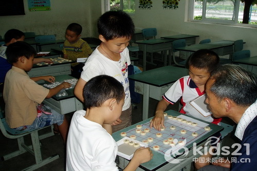 小棋手正在认真博弈