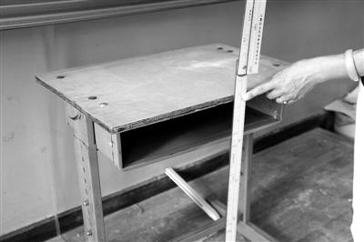 昨日，东城区黑芝麻胡同小学，学校正在测量课桌椅，打算在新学期开学前对课桌椅进行调试。 实习生 李雨 摄　