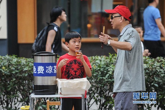 8月19日，一位喝阮天杰送上的凉茶的老人跟他在路边聊了起来。