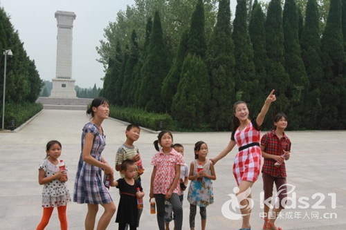 助人为乐中国好人王芳带领8名未成年人参观淮海战役双堆集烈士陵园