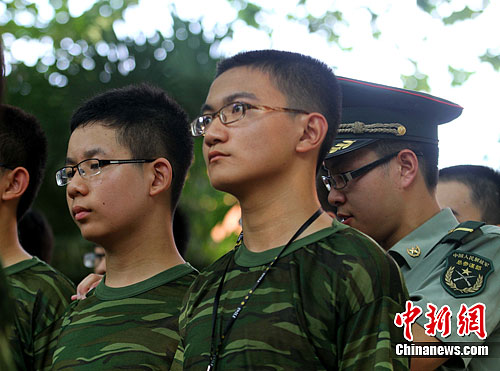 图为年龄最小的马鞍山13岁少年陈思远正在军训。