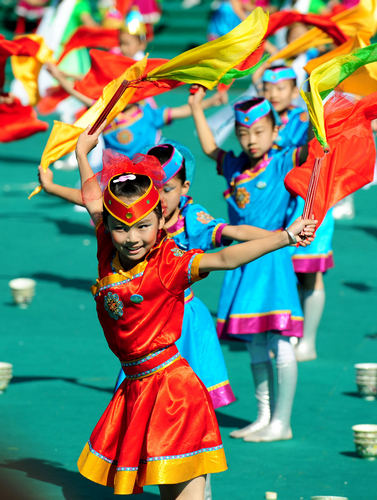 8月19日，2012年全国青少年“未来之星”阳光体育节在内蒙古赤峰市开幕。图为小朋友们在开幕式上表演蒙古族特色舞蹈。新华社记者 任军川 摄