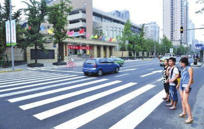 8月26日，成都滨江路盐道街中学校门口增设交通信号灯。