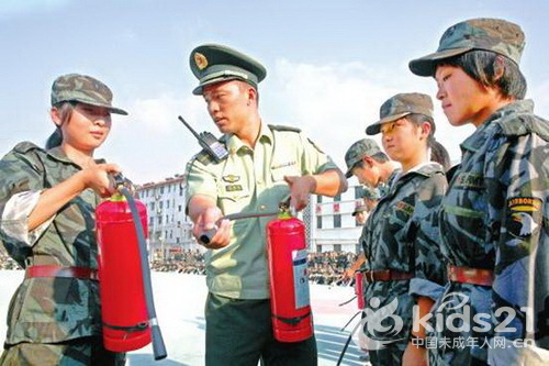 8月24日，淮北市濉溪二中1500余名新生及老师在消防官兵的带领下学习消防安全知识。