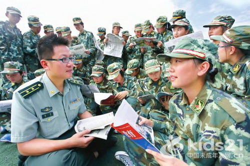 8月24日，淮北市第一中学千余名高一新生在军训场上组织国防教育活动。 