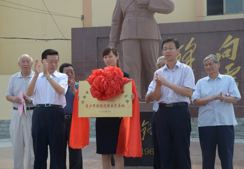 济南市关工委常务主任孙常印与长清区关工委主任孙常建共同为市关工委“青少年思想道德教育基地”揭牌