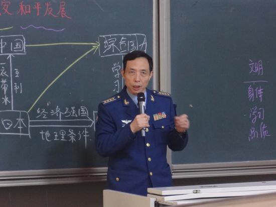 空军指挥学院军训教研室主任李国强点评展示课