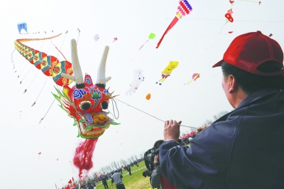 国际风筝会放飞比赛在潍坊浮烟山放飞场举行。