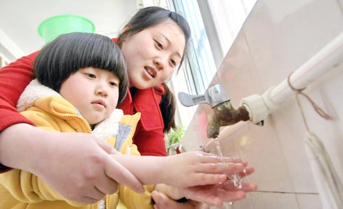 4月7日，江苏省东海县第三幼儿园的老师在教小朋友正确的洗手方法。