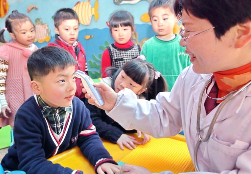 4月8日，浙江省诸暨市天马幼儿园医务人员在对幼儿进行每天例行体温晨检，并督促大家保持良好卫生习惯，及时预防和控制流感的发生。