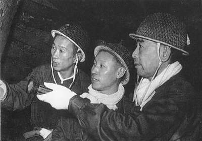 1958年9月，周恩来和开滦煤矿工人在一起。
