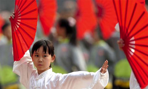 学生们表演太极扇