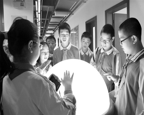 深圳南山区实验学校麒麟小学部科普教育：学生在体验科技的神奇。