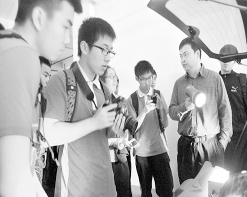 深圳中学科普参观：同学们实地学习电动汽车的原理。