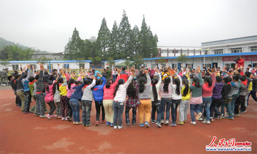 隆兴中心校的学生在参加拓展活动