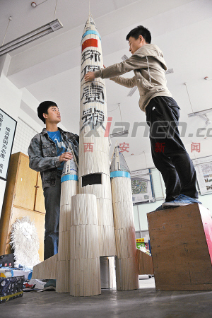 火箭模型高达3.5米，用了1800多双一次性筷子