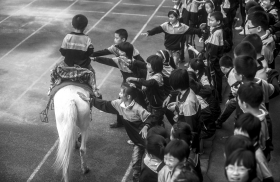 5月16日，金海实验小学，小学生对骑马很感兴趣