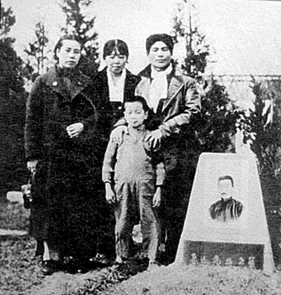 1937年1月，萧红从日本归来后，即前往鲁迅幕拜谒。左起：许广平、萧红、萧军，前为海婴