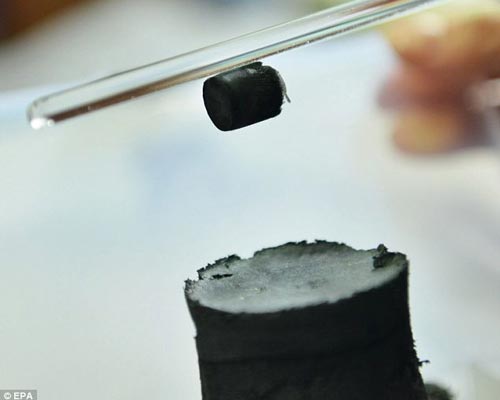 科学家展示新开发的超轻固体材料。