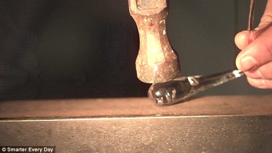 锤击：泪珠状玻璃的球形末端非常坚固而且能够承受高强度撞击。