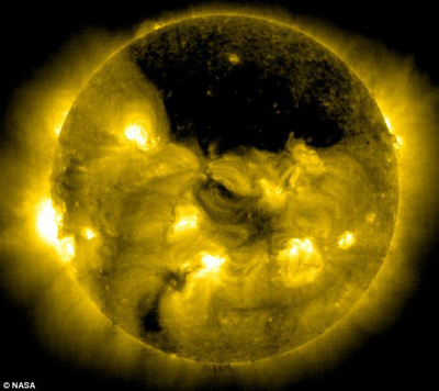 太阳巨型“日冕洞” 高速喷射物质