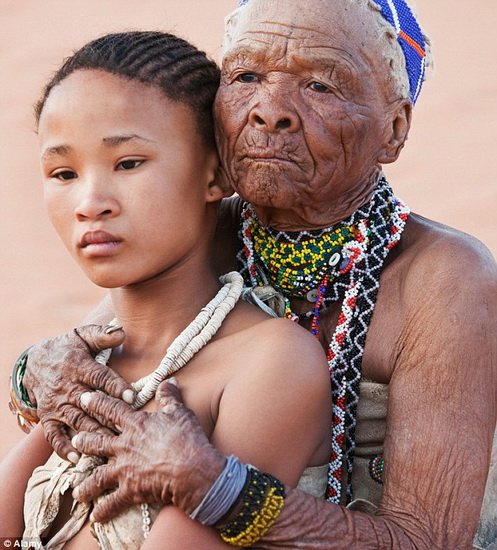 非洲San部落的年轻女子和老妇人