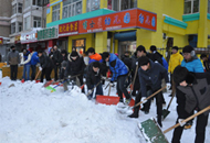 在哈高校万名大学生志愿者积极参与清冰雪活动