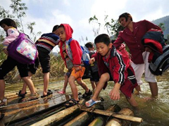 海南儋州百余学生乘竹筏上学