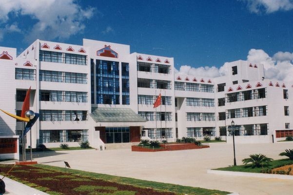 临沧市民族中学创建于1997年,又名临沧市第三中学,地处临沧