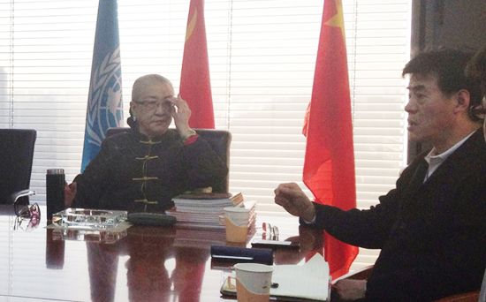 毛吉成（右）与原国务院副总理耿飚之女，中国华夏文化遗产基金会理事长耿莹（左）