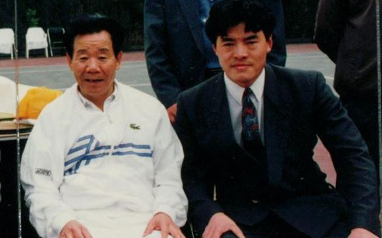 毛吉成（右）与李瑞环（左）在北京先农坛网球场观看网球比赛