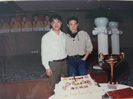 毛吉成（左）与香港著名歌星张学友（右）