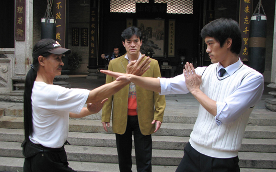 毛吉成（中）与李小龙师兄郑中（左），李小龙扮演者、香港著名演员陈国坤（右）