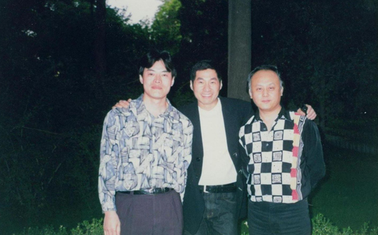 毛吉成（左一）与台湾歌手文章（中）