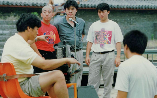 毛吉成（左三）与鼓手马禾（左一），歌手王勇（小曾，左二）、青山（右二）在音乐制作现场