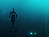 新西兰强人不带氧气瓶下潜125米破世界纪录