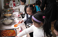 为让孩子吃得好 幼儿园开展家长体验就餐活动