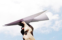 美高校录取中国学生 通知书折成纸飞机