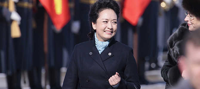 国家主席习近平携夫人彭丽媛首次出访，沉稳大气、端庄得体的服饰搭配一时间引起各界极大关注，被网友称为“丽媛style”。