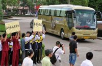 浙江江山中学31名师生平安回国 已乘车返回浙江