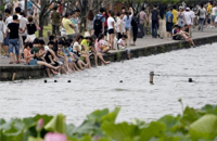 【组图】杭州西湖成了天然洗脚池